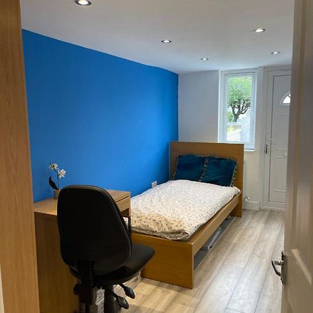 One Bedroom In Spacious Bungalow, Free Parking & Private Entrance Édimbourg Extérieur photo