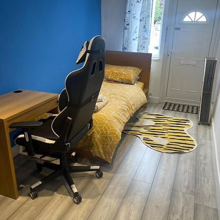 One Bedroom In Spacious Bungalow, Free Parking & Private Entrance Édimbourg Extérieur photo