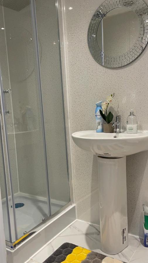 One Bedroom In Spacious Bungalow, Free Parking & Private Entrance Édimbourg Extérieur photo
