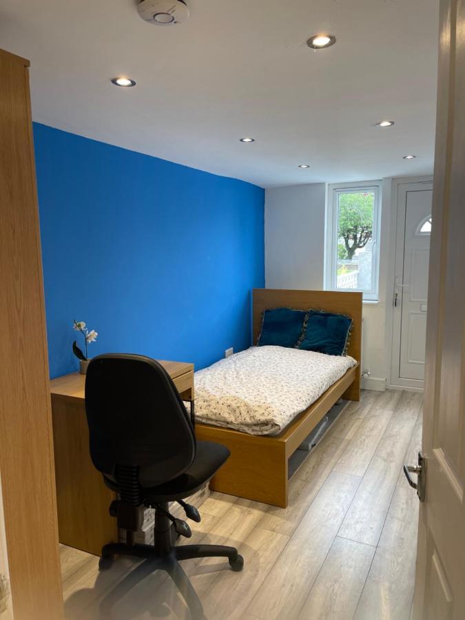 One Bedroom In Spacious Bungalow, Free Parking & Private Entrance Édimbourg Extérieur photo