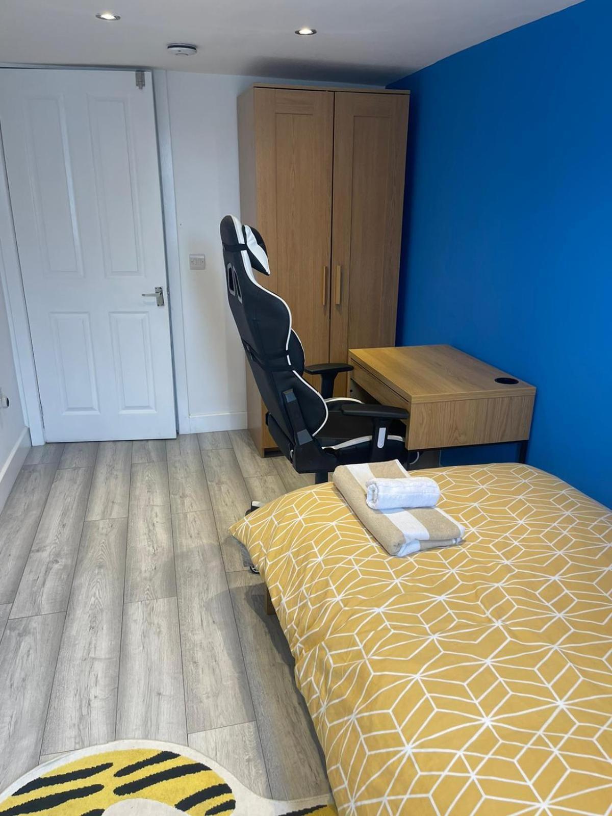 One Bedroom In Spacious Bungalow, Free Parking & Private Entrance Édimbourg Extérieur photo