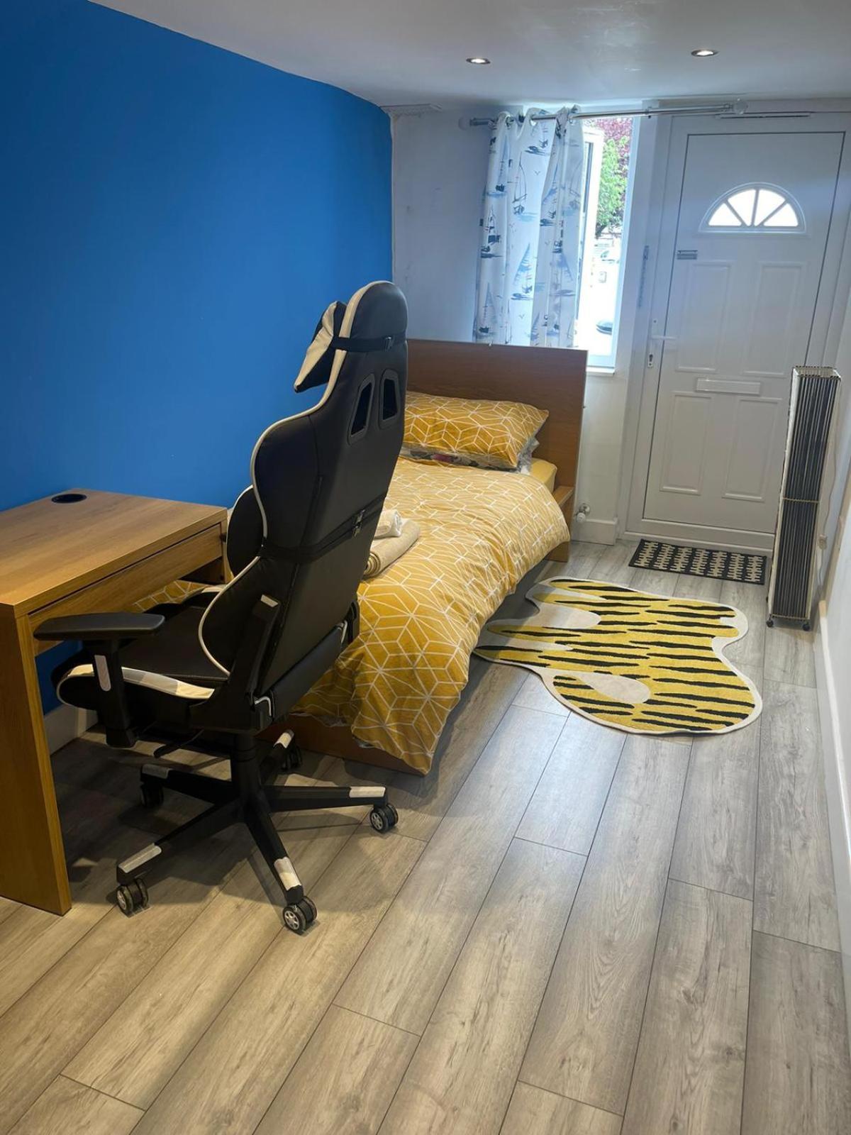 One Bedroom In Spacious Bungalow, Free Parking & Private Entrance Édimbourg Extérieur photo